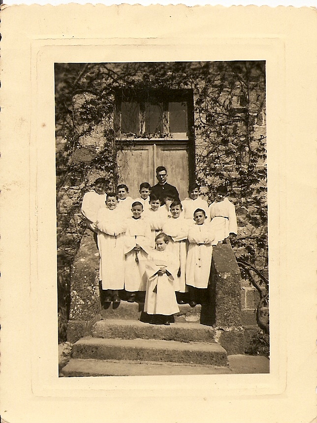 Caouennec presbytere enfants  choeur 1956